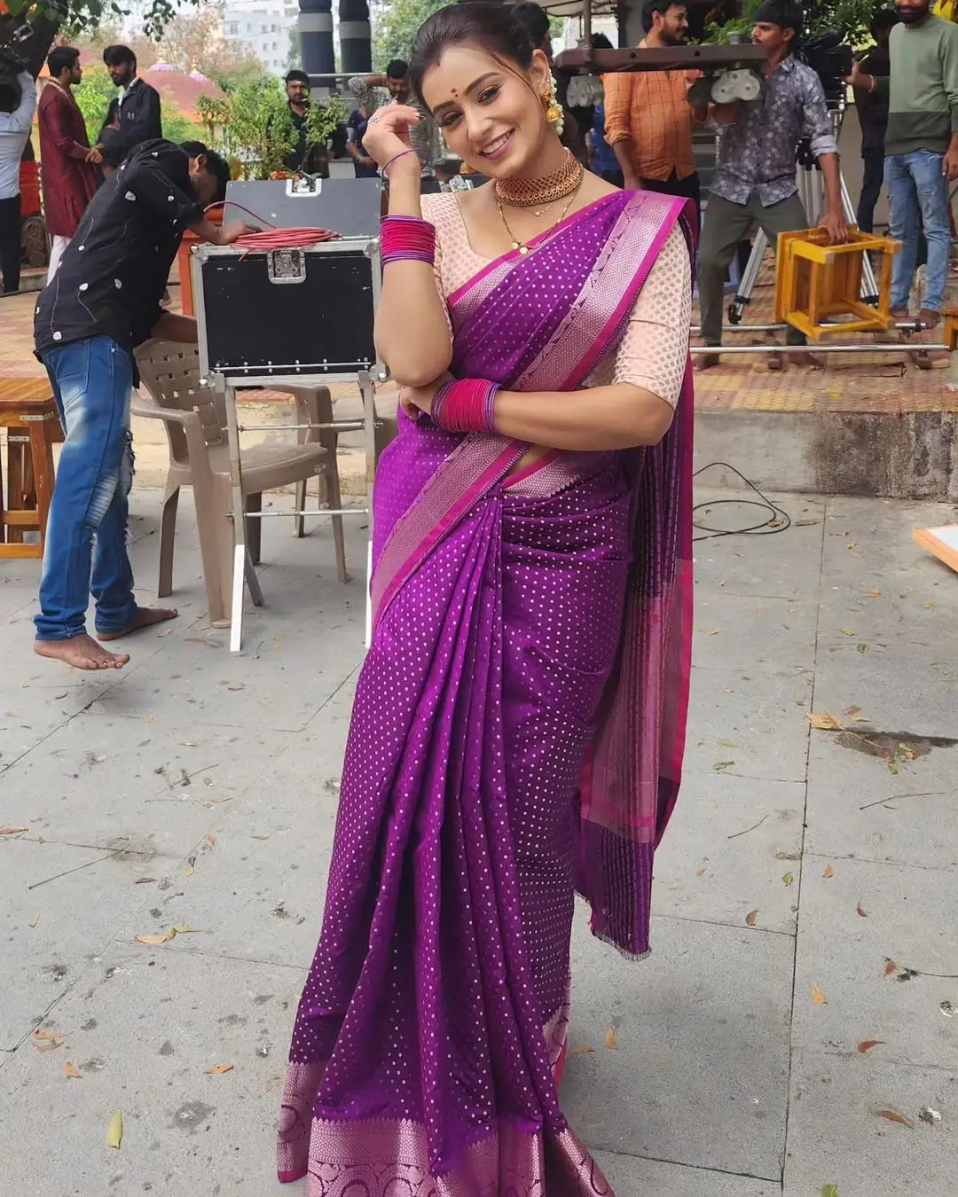 Deepa Jagadeesh Wearing Beautiful Earrings Jewellery Violet Saree Pink Blouse